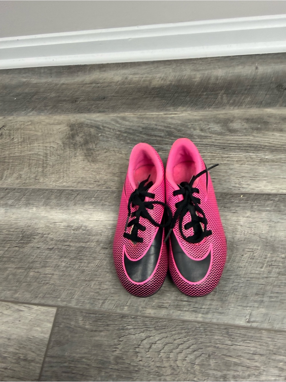 Nike Kids Pink Soccer Cleats‎ - Picture 2 of 13
